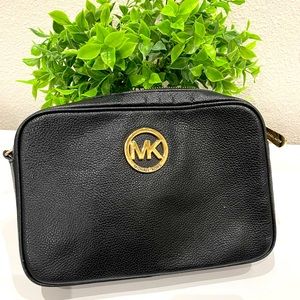 Michael Kors purse Jet Set Travel Item
Chain Crossbody bag- black with Gold Logo